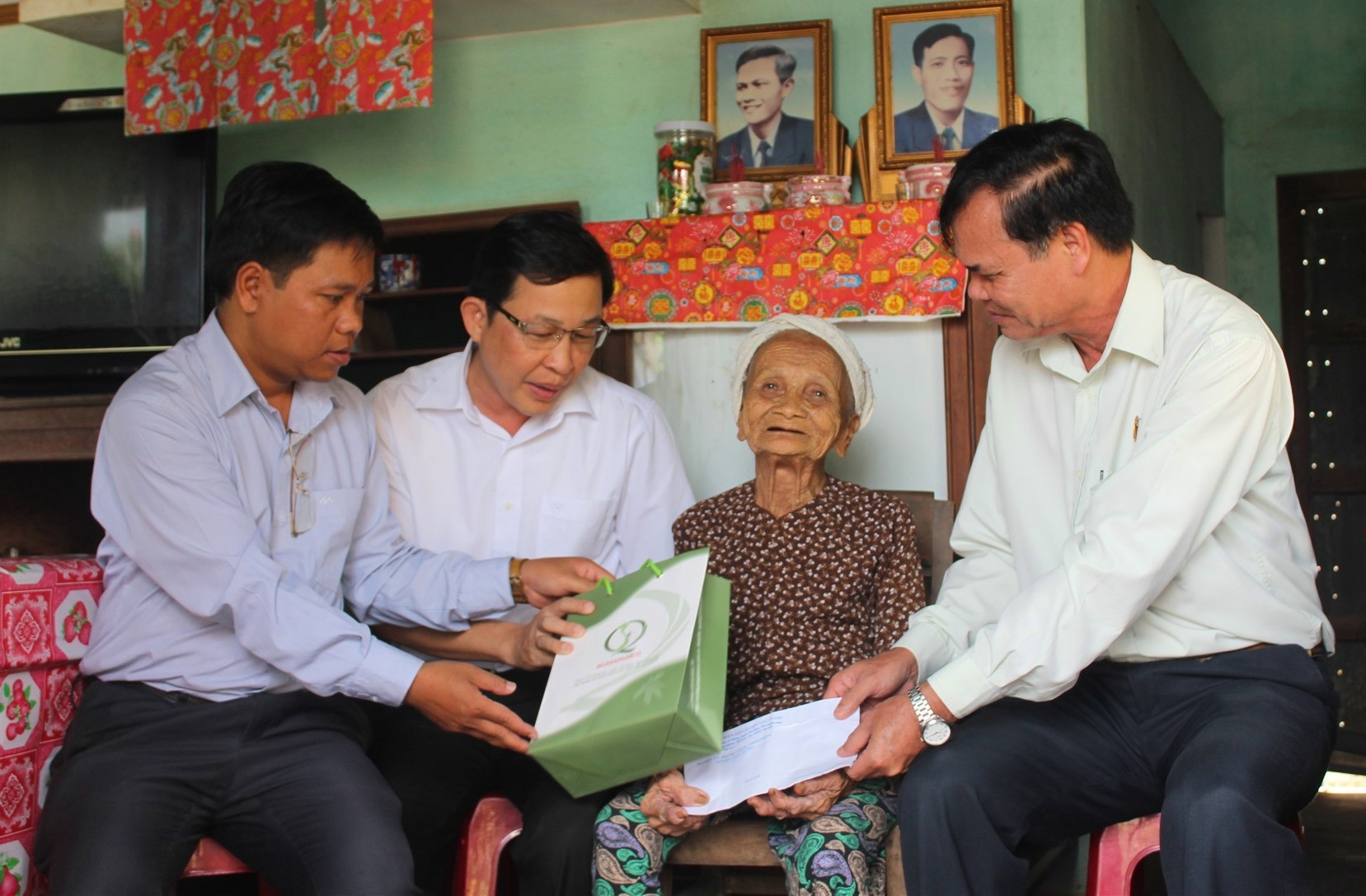 Hằng năm, cứ mỗi dịp lễ, tết, lãnh đạo huyện Tây Giang luôn đến thăm và tặng quà cho các Mẹ