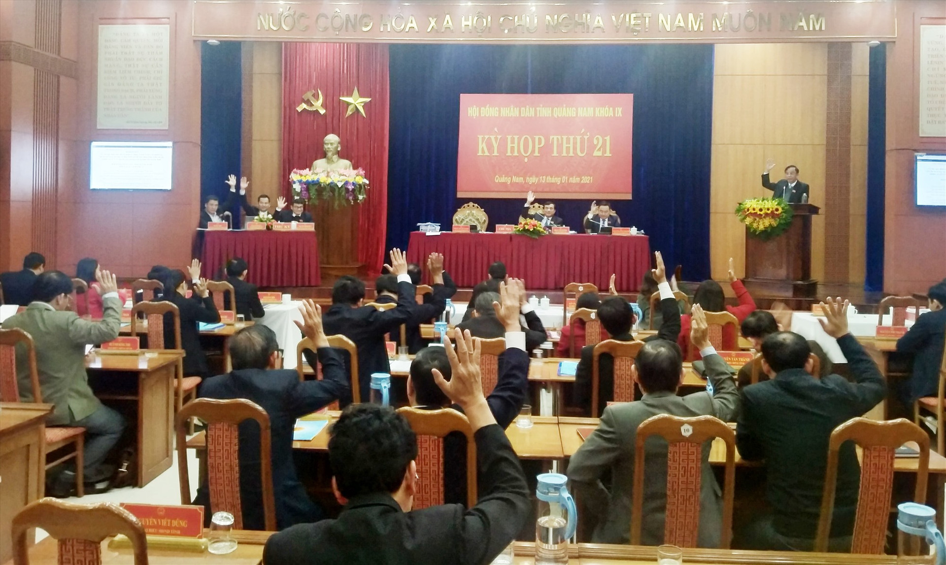 Đại biểu HĐND tỉnh biểu quyết thông qua các nghị quyết tại Kỳ họp thứ 21. Ảnh: N.Đ