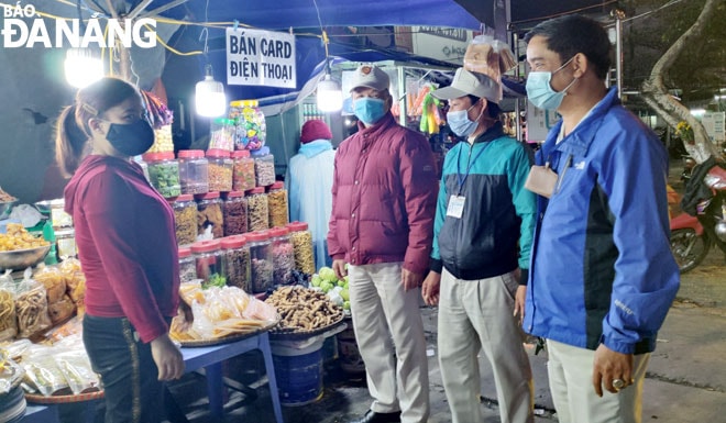 Những ngày qua, lực lượng quy tắc đô thị các quận, huyện tăng cường ra quân, giám sát trật tự đô thị. TRONG ẢNH: Lực lượng quy tắc đô thị phường Hải Châu 2 (quận Hải Châu) tuyên truyền, nhắc nhở các hộ kinh doanh chấp hành nghiêm chỉnh việc bảo đảm trật tự đô thị trên địa bàn.                Ảnh: VĂN HOÀNG