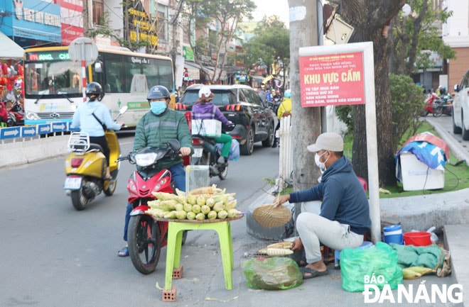 Tình trạng buôn bán lấn chiếm vỉa hè, lòng đường tái diễn và có thể tăng trong dịp Tết sắp đến. Trong ảnh: Một người dựng quầy hàng buôn bán ngay dưới lòng, lề đường Ông Ích Khiêm.  Ảnh: VĂN HOÀNG