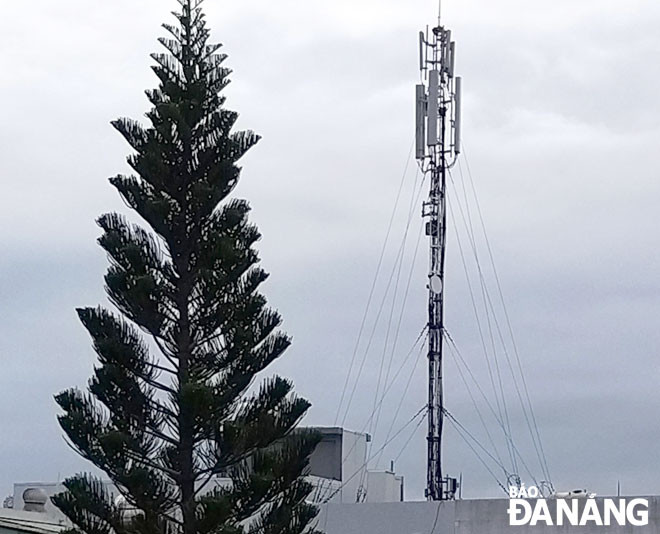 Trạm BTS của Gtel Mobile Đà Nẵng lắp trên mái nhà bà Lê Thị Hường (phường An Hải Bắc, quận Sơn Trà) bị bỏ hoang lâu nay nên đã xuống cấp.      Ảnh: ĐẮC MẠNH