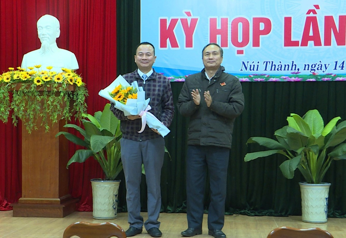 ông Nguyễn Tri Ấn – TUV – Bí thư Huyện ủy – Chủ tịch HĐND huyện Núi Thành tặng hoa chúc mừng ông Nguyễn Chí Dân