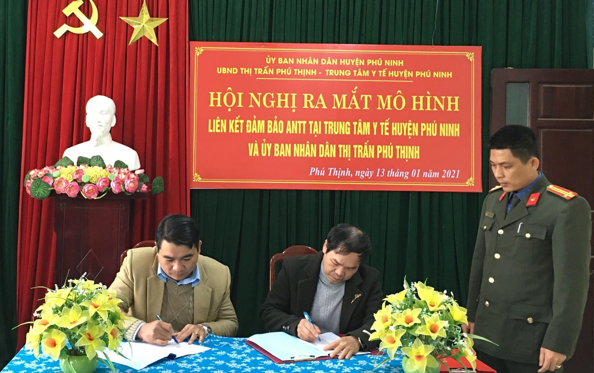 UBND thị trấn Phú Thịnh và Trung tâm Y tế huyện ký kết quy chế phối hợp đảm bảo ANTT. Ảnh: H.C