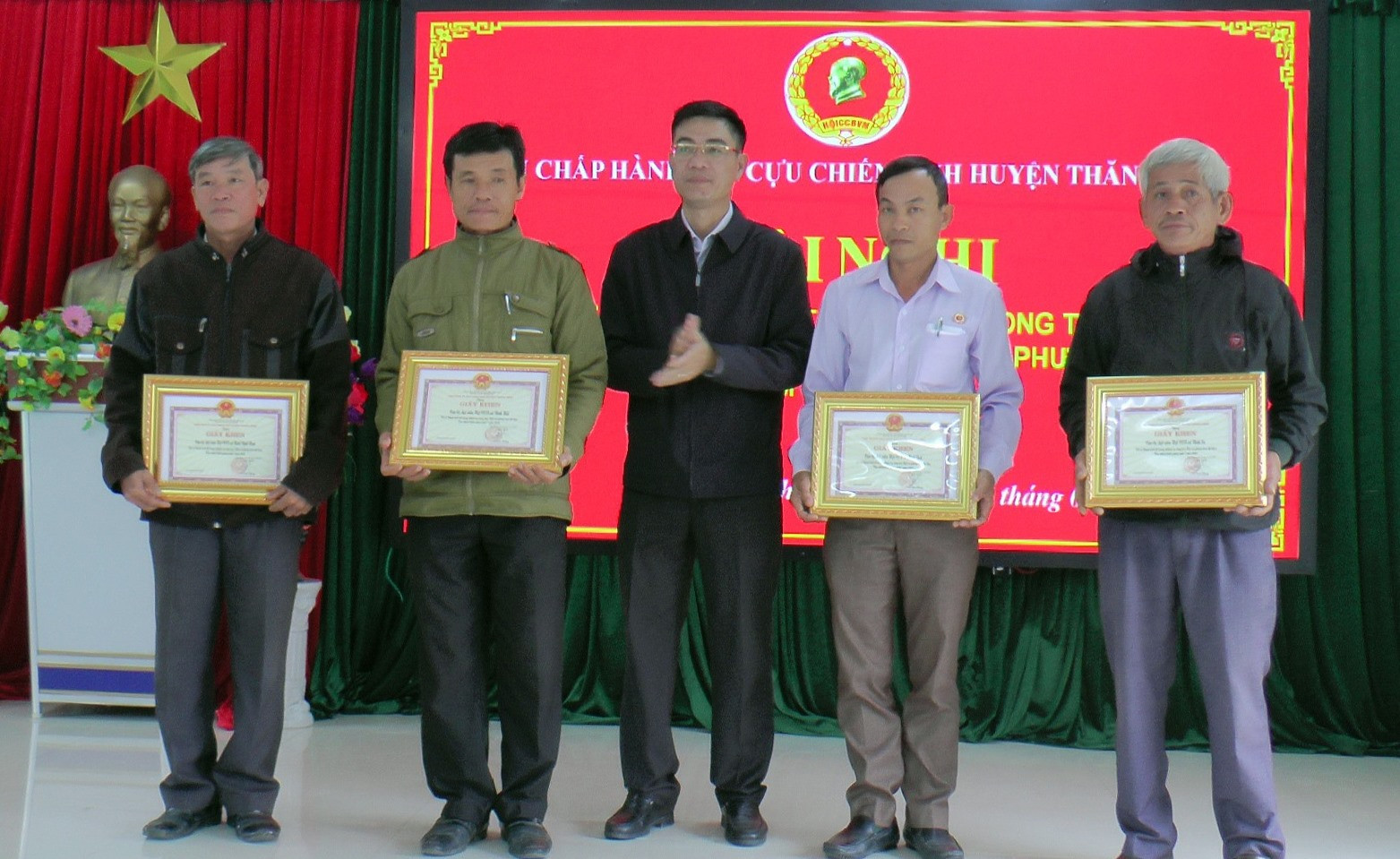 Lãnh đạo huyện Thăng Bình tặng giấy khen cho các tập thể, cá nhân có thành tích tốt trong năm 2020.
