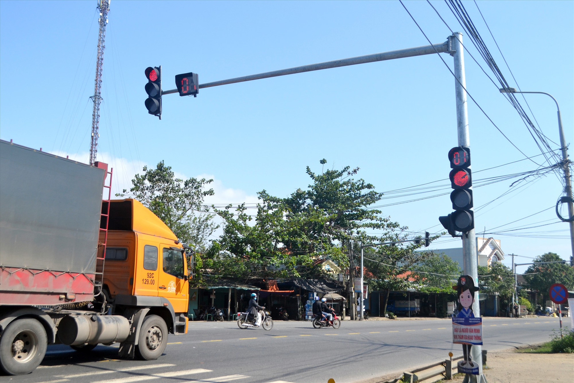 Xe tải vượt đèn đỏ trên quốc lộ 1, đoạn qua xã Tam Xuân 1 (Núi Thành). Ảnh: K.K