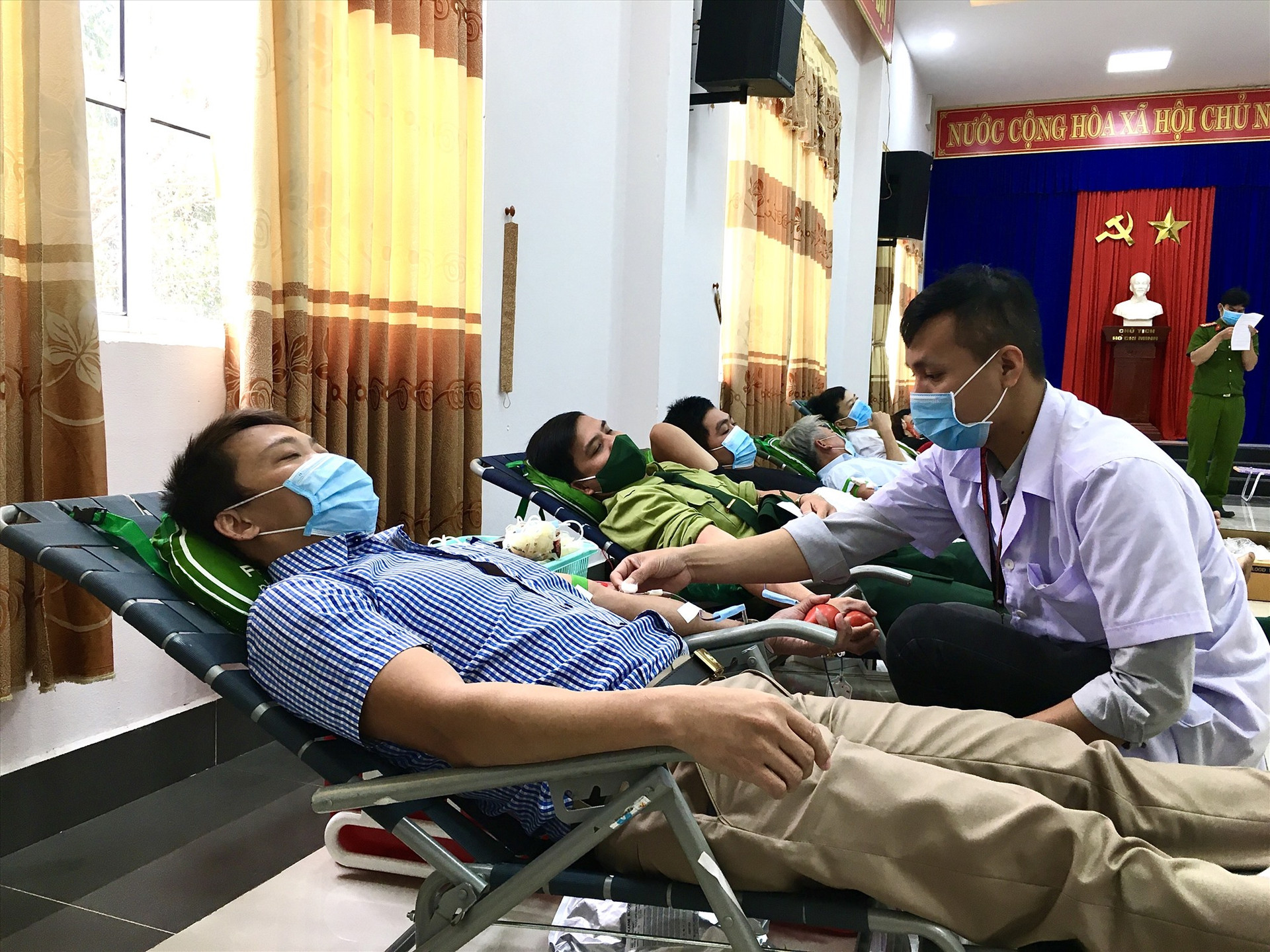 Tại ngày hội hiến máu tình nguyện huyện Nông Sơn, công tác phòng chống dịch bệnh Covid-19 được thực hiện nghiêm túc. Ảnh: TÂM LÊ