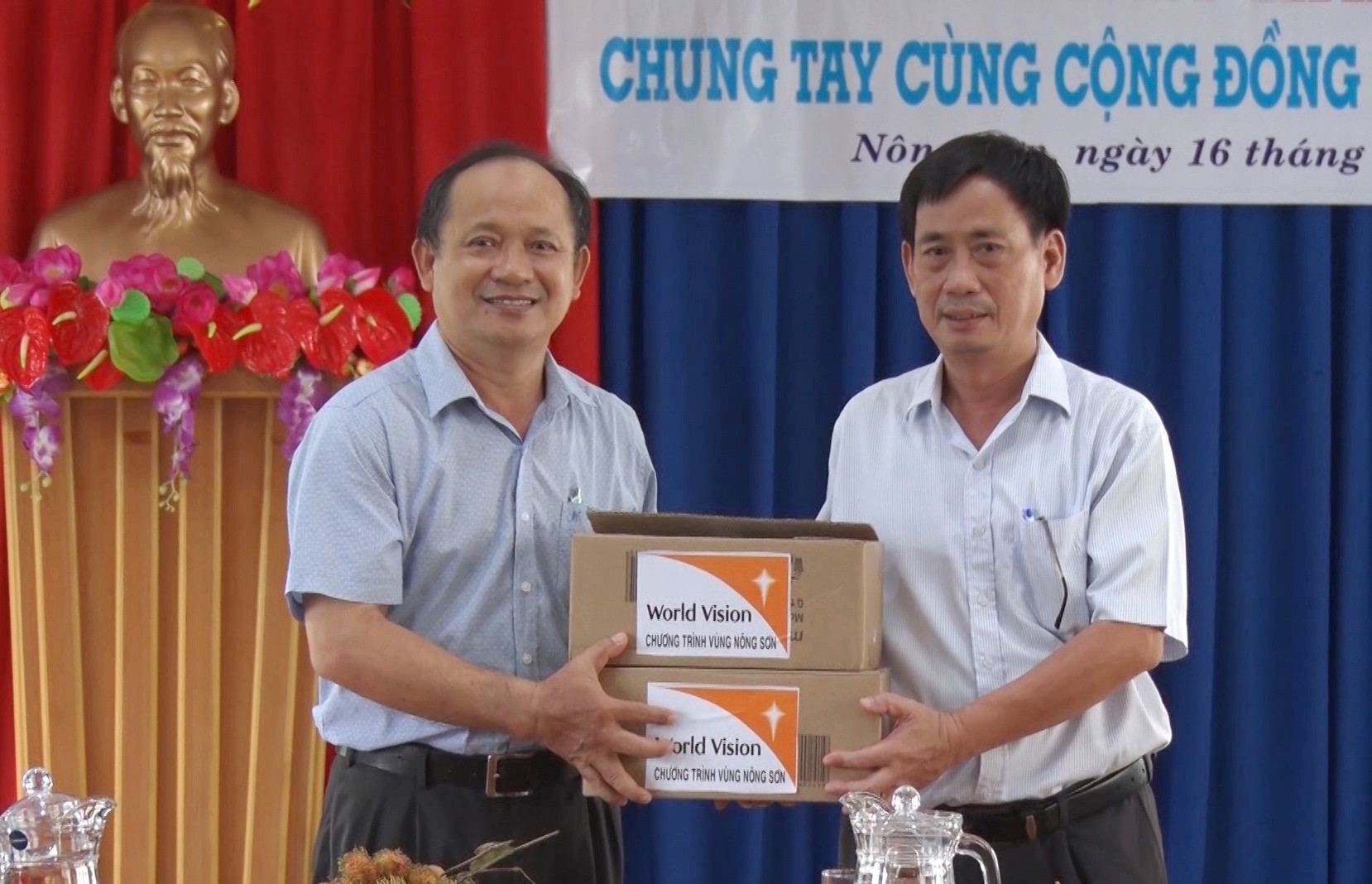 Chương trình Vùng huyện Nông Sơn hỗ trợ vật tư y tế phòng, chống dịch bệnh Covid-19 cho trạm y tế các xã, trường học trên địa bàn huyện. Ảnh :TÂM LÊ