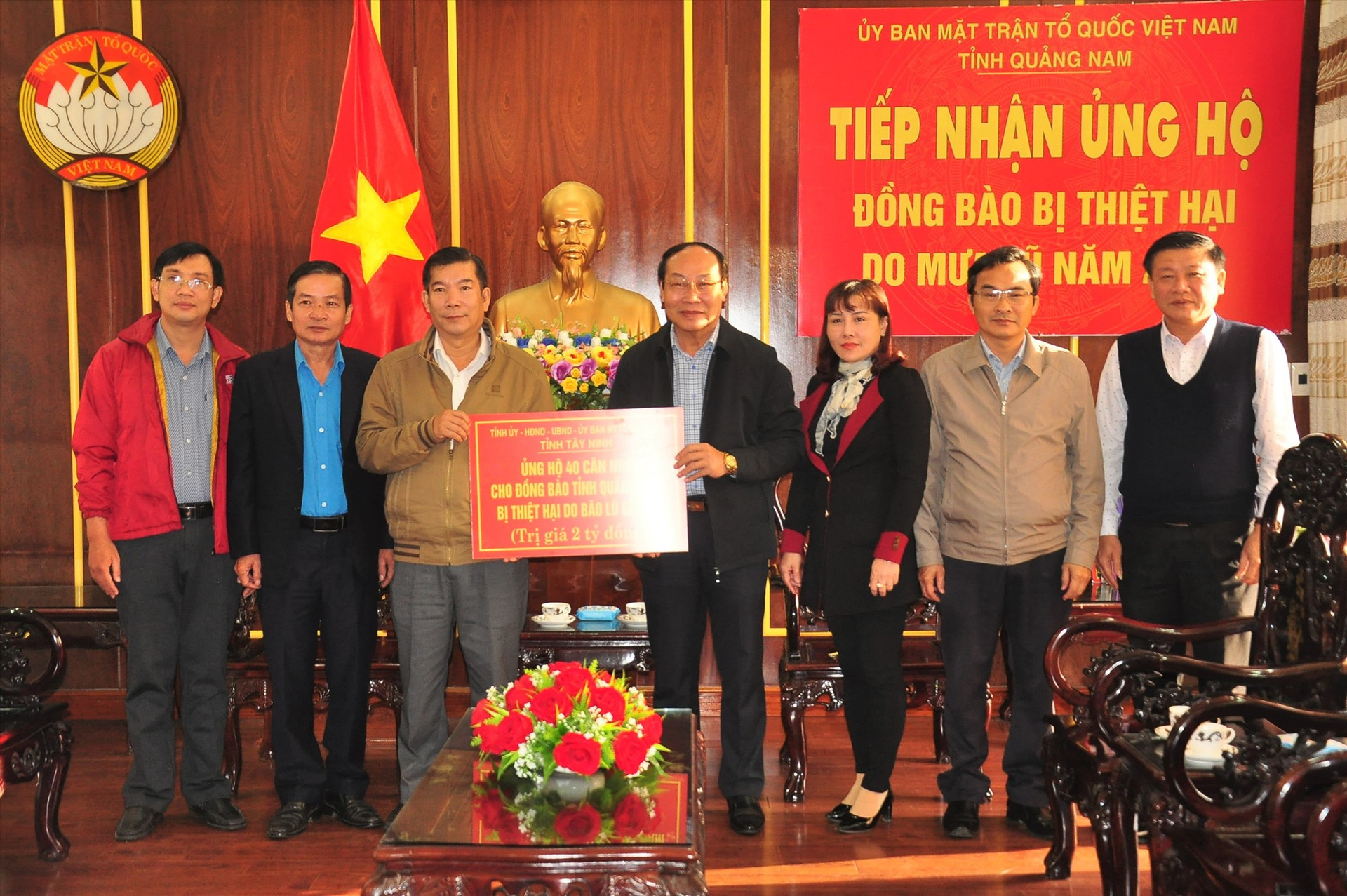 Đoàn công tác tỉnh Tây Ninh trao biểu trưng kinh phí hỗ trợ xây dựng 40 ngôi nhà cho người dân bị thiệt hại do bão lũ. Ảnh: VINH ANH