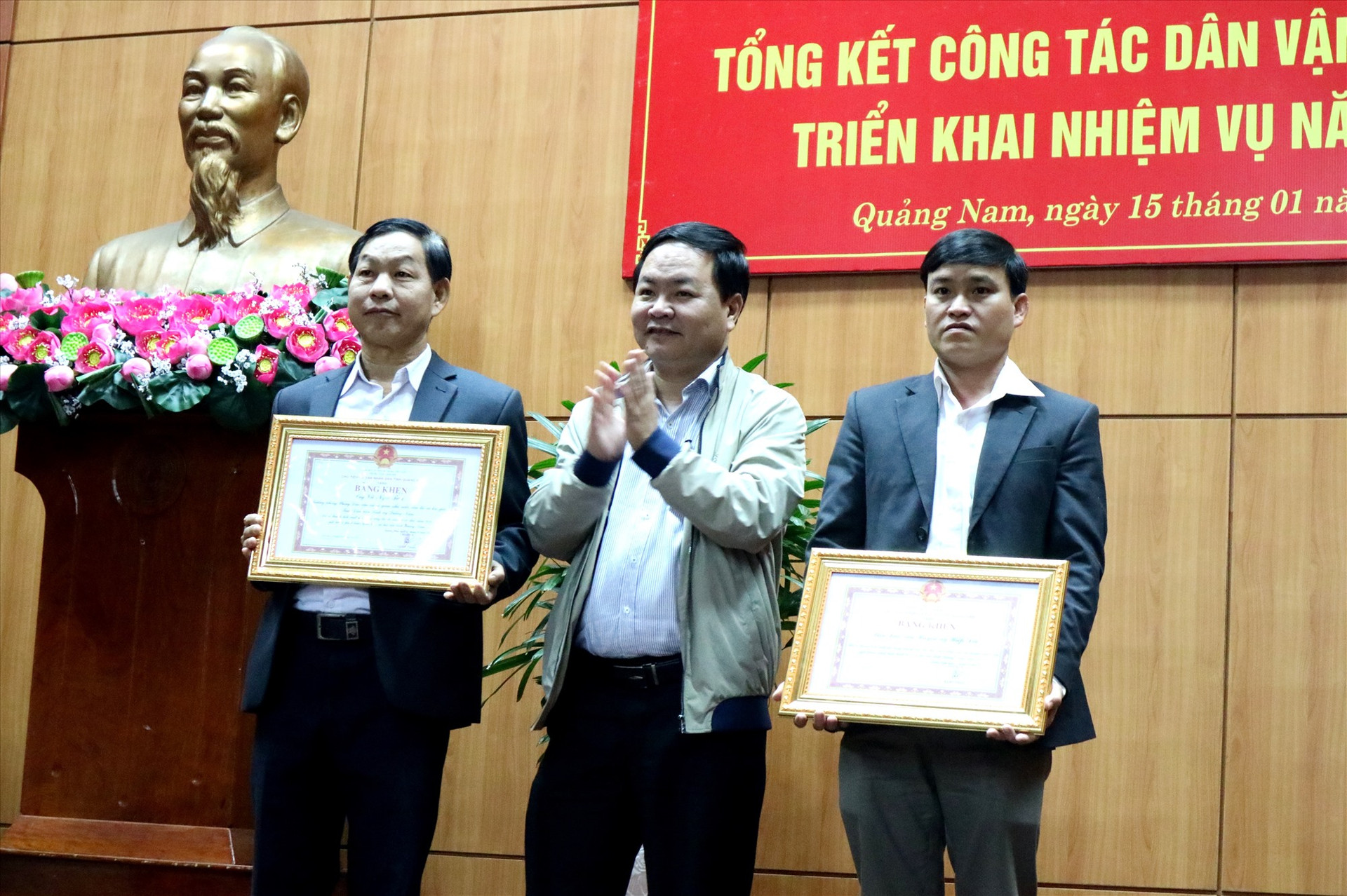 Phó Chủ tịch UBND tỉnh Nguyễn Hồng Quang trao bằng khen cho cá nhân, tập thể Ban Dân vận huyện Hiệp Đức. Ảnh: A.N