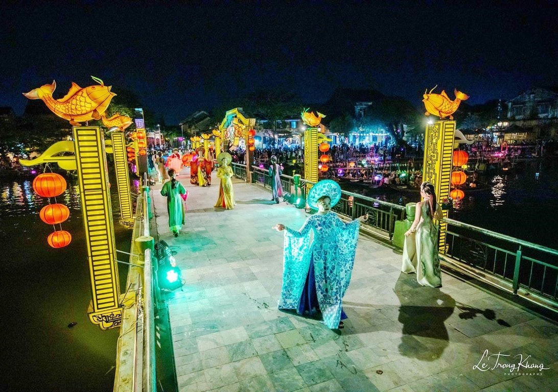 Ao dai performance in Hoi An