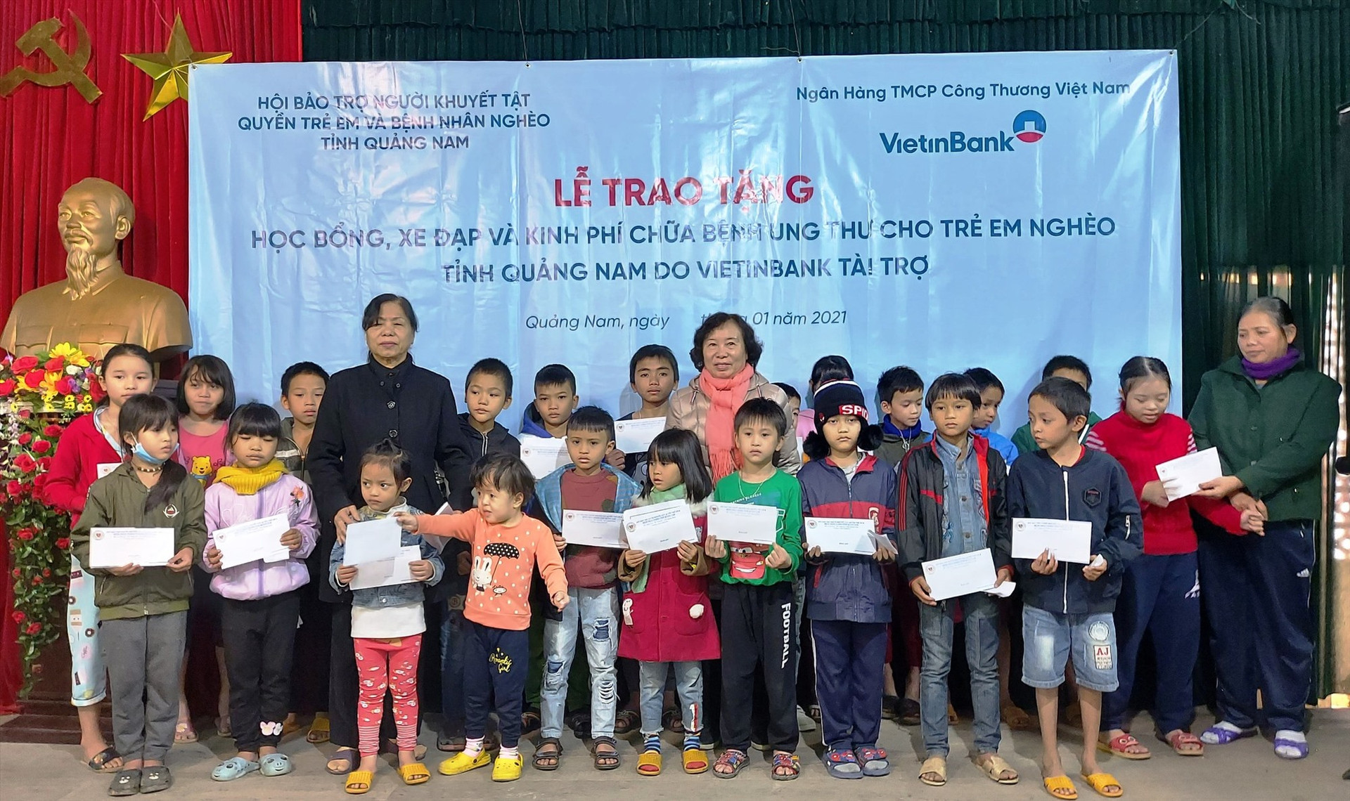 Trao học bổng cho trẻ em nghèo vượt khó tại Bắc Trà My. Ảnh: H.LIÊN