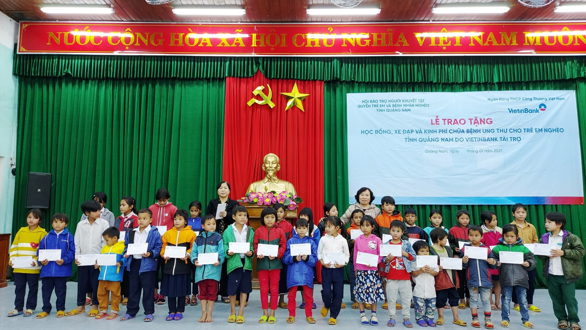 Trao học bổng cho trẻ em nghèo huyện Bắc Trà My. Ảnh