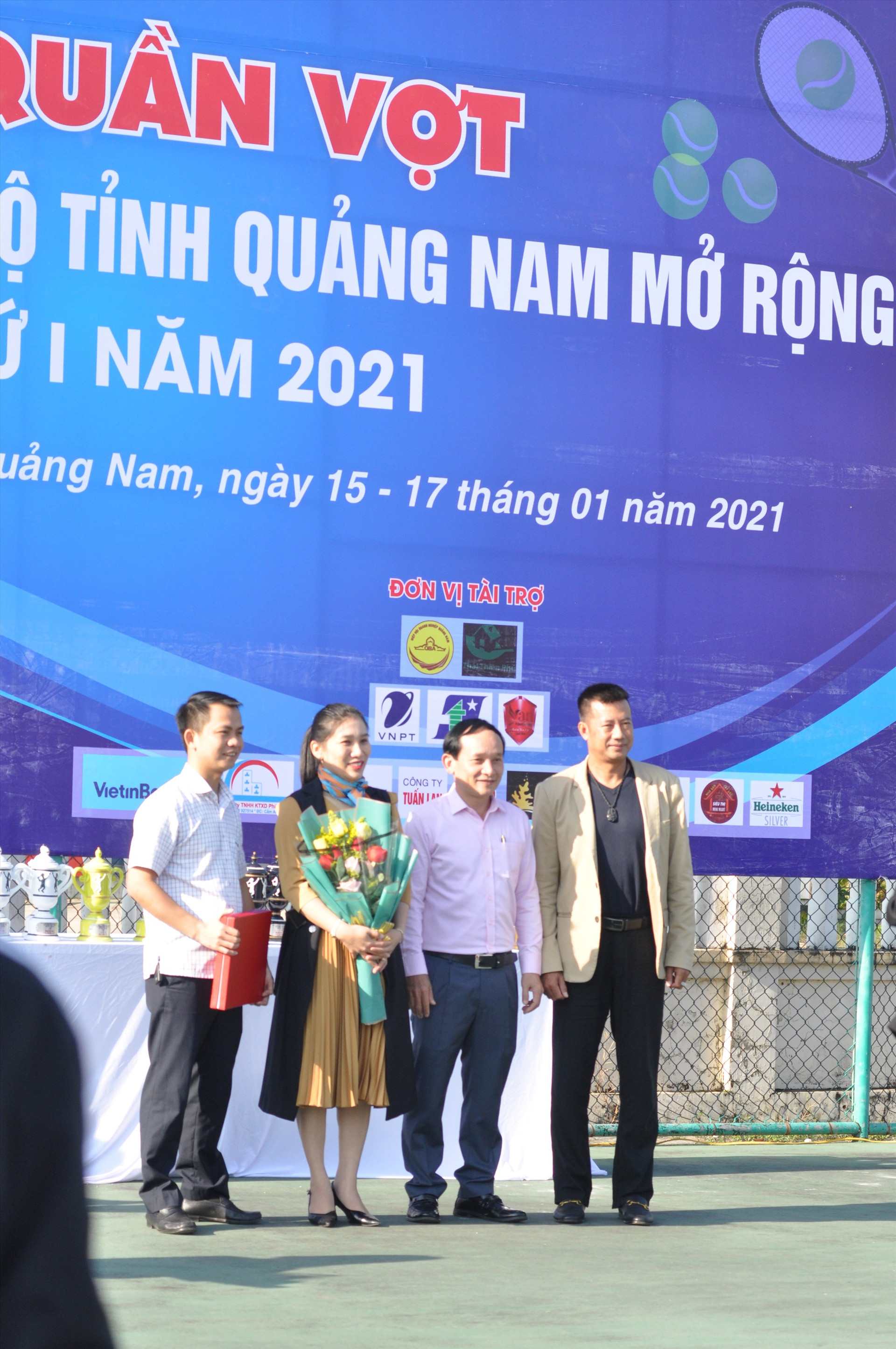HLV Trương Quang Vũ chụp ảnh kỷ niệm cùng các đại biểu và tay vợt dự giải. Ảnh: T.V