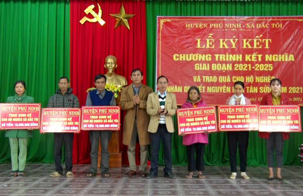 Lãnh đạo huyện Phú Ninh tặng sinh kế cho người dân xã Đắc Tôi. Ảnh: Q.VƯƠNG
