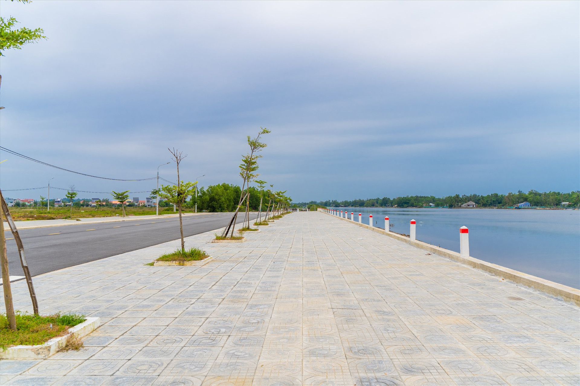 Chu Lai Riverside nằm bên sông Trường Giang và QL1A.