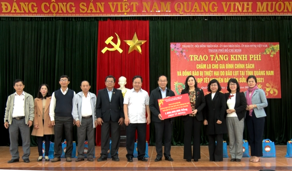 Đoàn công tác TP.Hồ Chí Minh trao tặng 1 tỷ đồng cho Ủy ban MTTQ Việt Nam tỉnh Quảng Nam nhằm khắc phục hậu quả bão lũ. Ảnh: Q.VƯƠNG