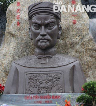 Tượng chúa Tiên Nguyễn Hoàng đặt phía trước đền thờ và Nhà truyền thống dòng họ Nguyễn ở thôn Uất Lũy, xã Điện Minh, thị xã Điện Bàn, tỉnh Quảng Nam.  Ảnh: V.T.L