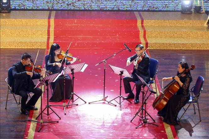 Tiết mục “Tứ tấu dây” của nhà hát Đài tiếng nói Việt Nam. Ảnh: Tuấn Đức/TTXVN