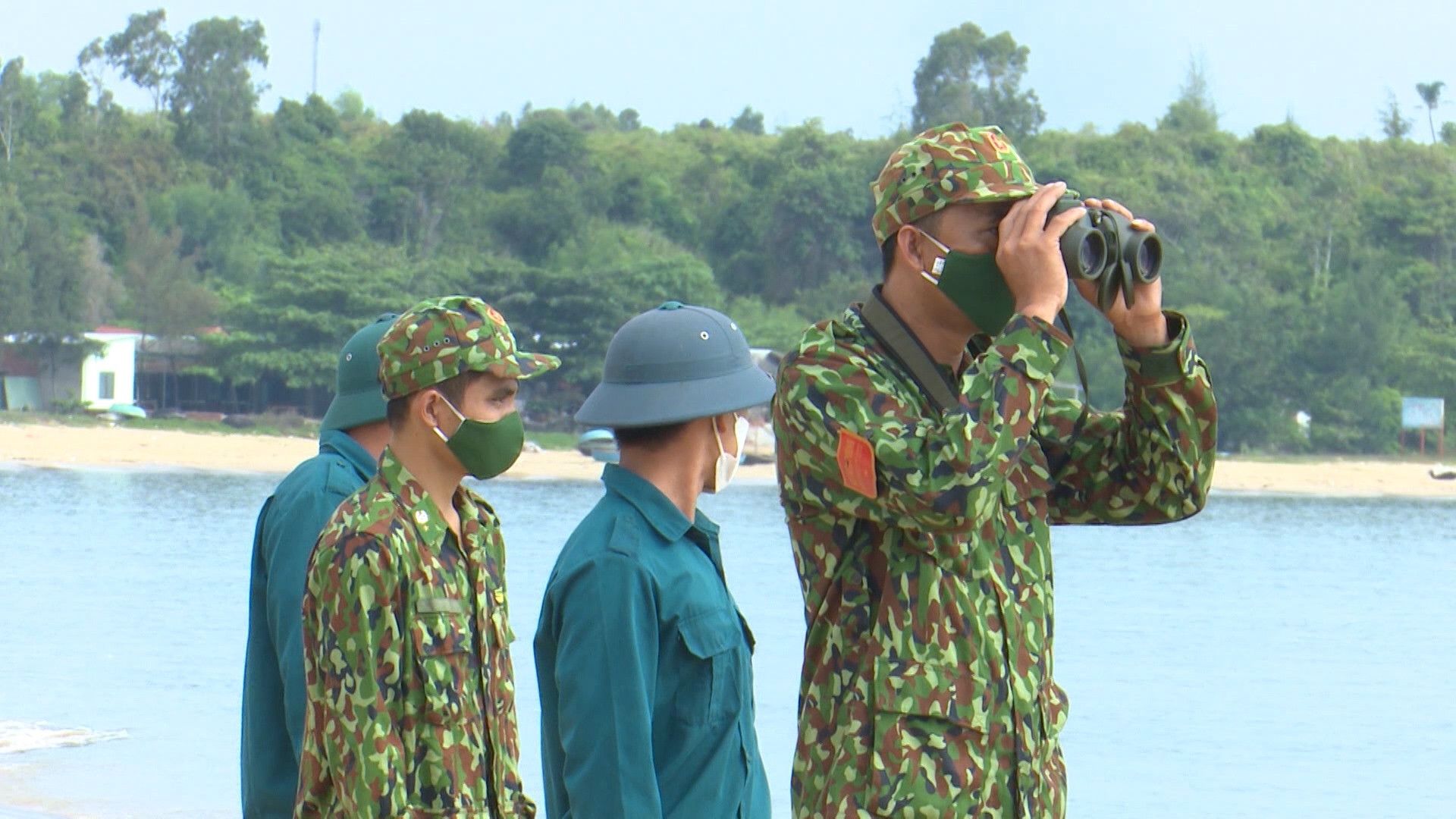 Lực  lượng biên phòng Quảng Nam tuần tra tại khu vực bờ biển. Ảnh: HOÀI AN