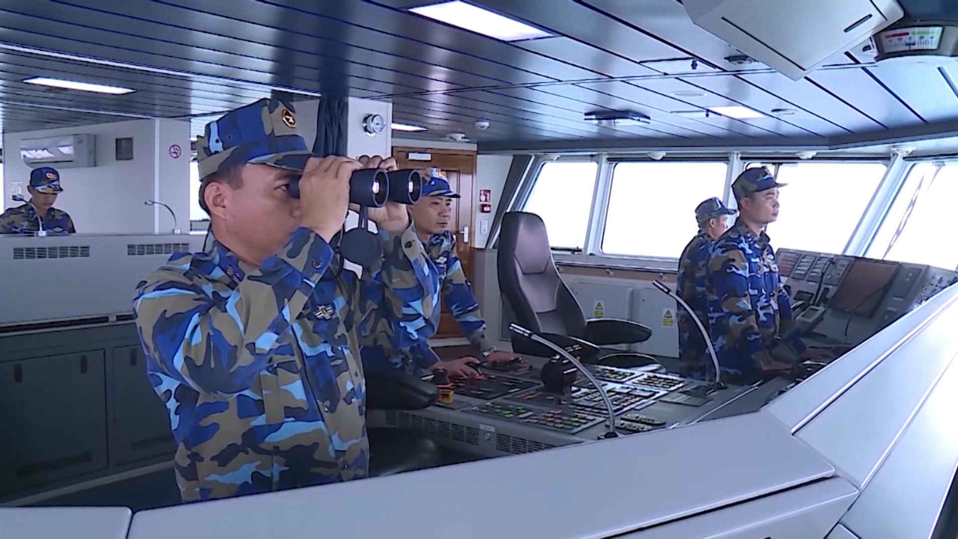 Bộ Tư lệnh Vùng cảnh sát biển 2 cũng tăng cường công tác trinh sát, nắm bắt tình hình trên tất cả các hướng. Ảnh: HOÀI AN