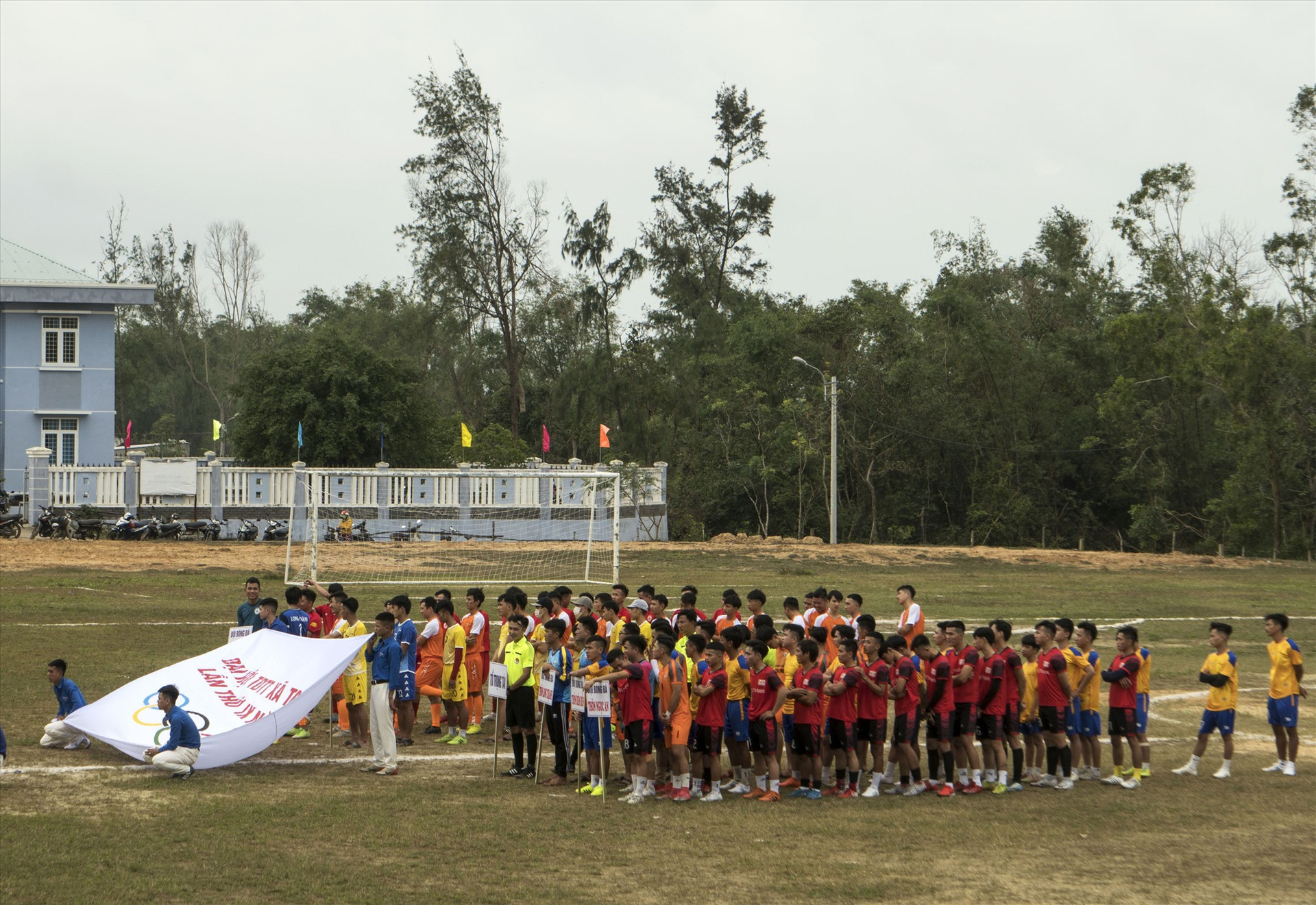 Quang cảnh khai mạc giải bóng đá U23 xã Tam Tiến. Ảnh: NGUYỄN ĐIỆN NGỌC