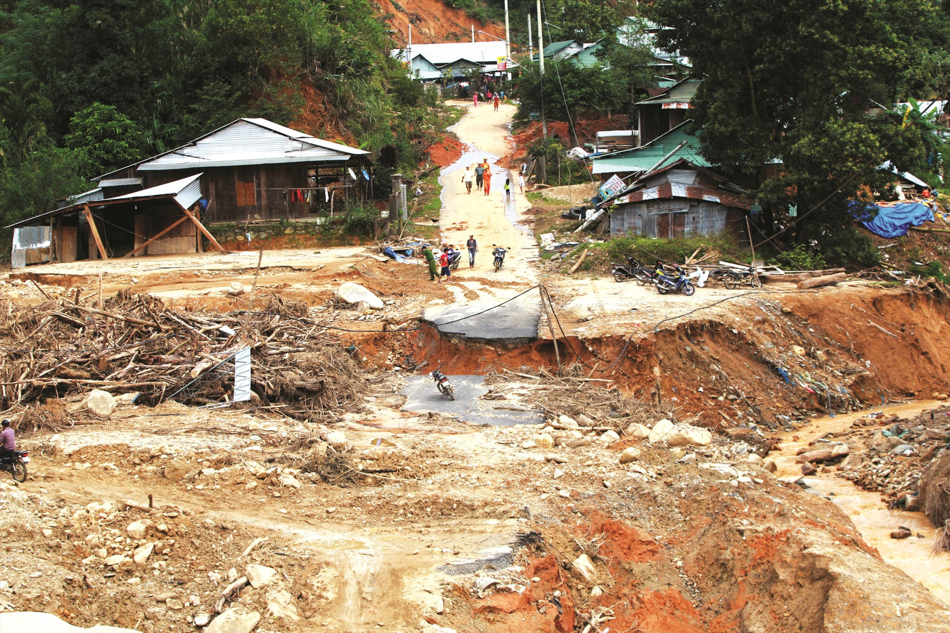 Sạt lở gây thiệt hại nặng về người và tài sản ở huyện Phước Sơn vào cuối tháng 10.2020. Ảnh: THÀNH CÔNG