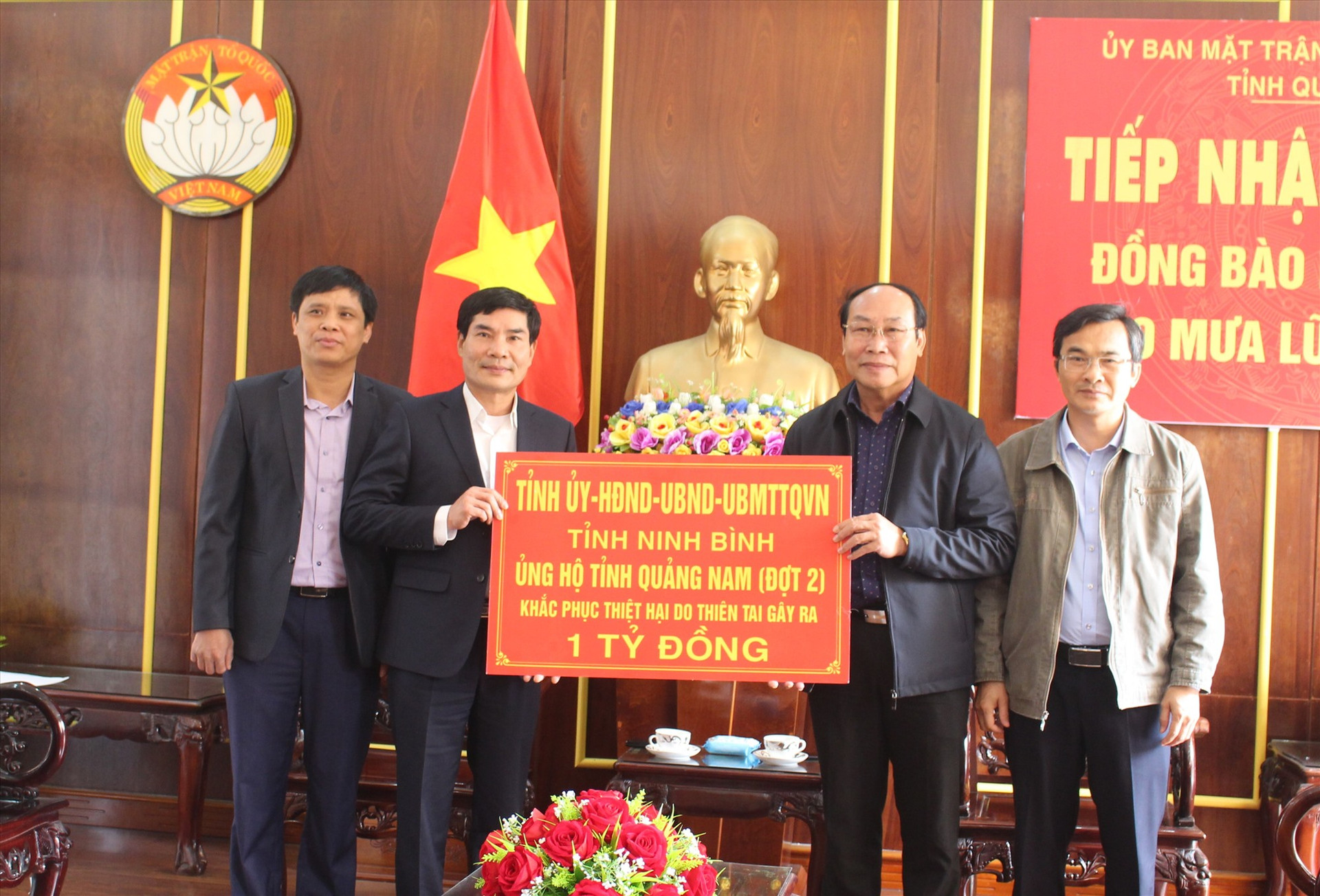 Tỉnh Ninh Bình ủng hộ 1 tỷ đồng giúp Quảng Nam khắc phục hậu quả bão lũ. Ảnh: V.A