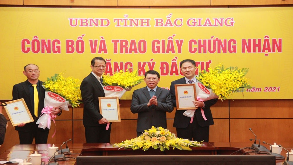 Chủ tịch UBND tỉnh Lê Ánh Dương trao giấy chứng nhận đăng ký đầu tư cho các tập đoàn, doanh nghiệp. Ảnh: Báo Bắc Giang.