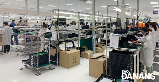 Hoạt động sản xuất, kinh doanh của các doanh nghiệp trong nước và doanh nghiệp FDI tại các khu công nghiệp đóng góp quan trọng vào sự phát triển kinh tế-xã hội của thành phố. TRONG ẢNH: Công nhân đang làm việc tại Công ty TNHH Key Tronic Việt Nam (Khu công nghiệp Hòa Khánh mở rộng, quận Liên Chiểu). Ảnh: PV