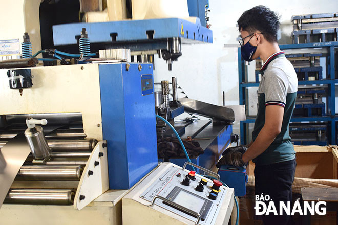 Sự có mặt của các dự án, nhà đầu tư trong và ngoài nước đã góp phần làm gia tăng năng lực sản xuất, kinh doanh của thành phố. Trong ảnh: Hoạt động sản xuất tại Công ty CP Hifi (Khu công nghiệp Hòa Khánh, quận Liên Chiểu). Ảnh: KHÁNH HÒA