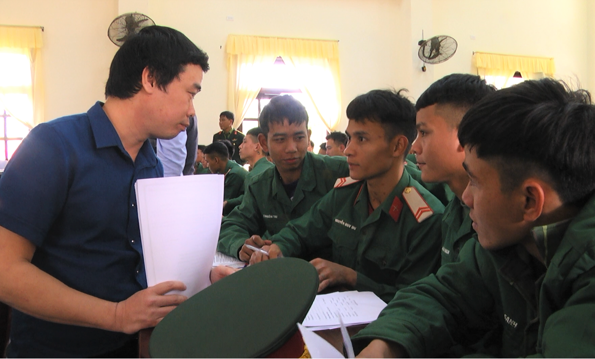 Cán bộ Trung tâm Dạy nghề thanh niên Quảng Nam tư vấn hướng nghiệp cho bộ đội sắp xuất ngũ. Ảnh: M.H