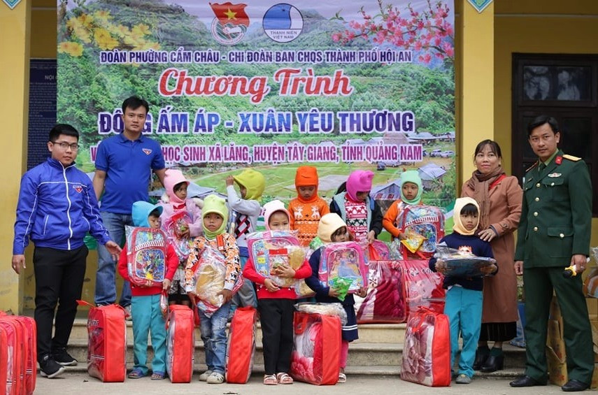 trao tặng 100 suất quà cho học sinh Trường Tiểu học xã Lăng (Tây Giang)