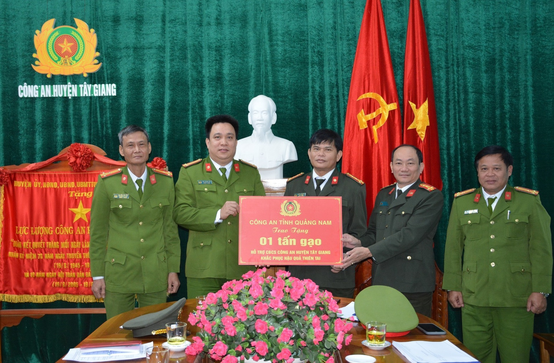 Lãnh đạo Công an tỉnh (bên phải) tặng bảng tượng trưng cho Công an Tây Giang