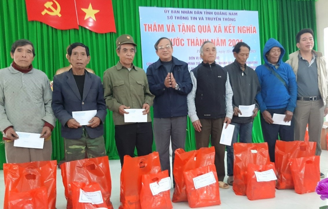 Ông Võ Văn Thơ - Phó Giám đốc Sở TT-TT tặng quà Tết cho người dân xã Phước Thành. Ảnh: CTV