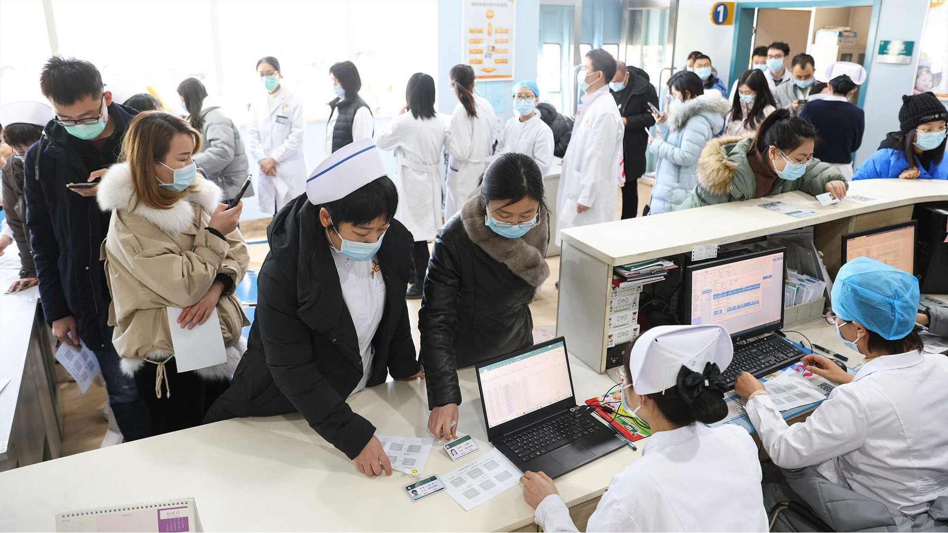 Trung Quốc dẩy mạnh chiến dịch tiêm phòng vắc xin Covid-19 cho hàng chục triệu người trước tết Nguyên đán 2012. Ảnh: CFP