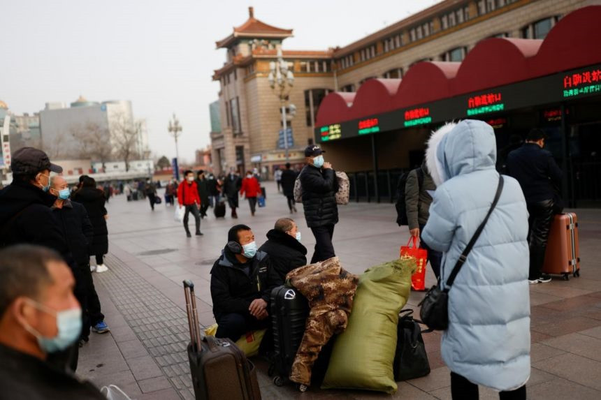 Nhiều lao động Trung Quốc đã khăn gói lên đường về quê ăn tết. Ảnh: Reuters
