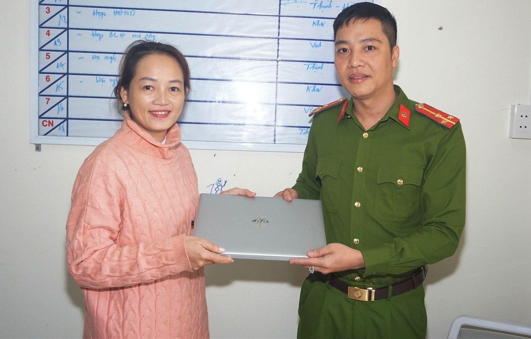 Thượng úy Lê Quốc Vinh, Công an viên xã Điện Thắng Trung trao trả tài sản cho chị Lê Thị Hoa.
