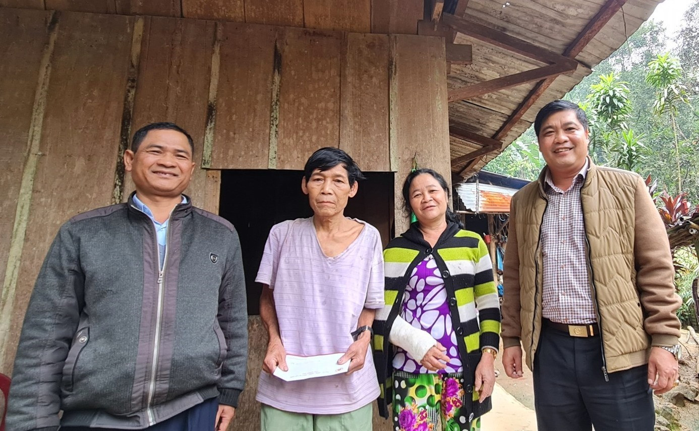 Trưởng ban Nội chính Tỉnh ủy Nguyễn Mạnh Hà cũng đến trao quà tết của lãnh đạo tỉnh cho 5 gia đình chính sách tiêu biểu tại 3 xã Trà Vân, Trà Mai và Trà Leng.