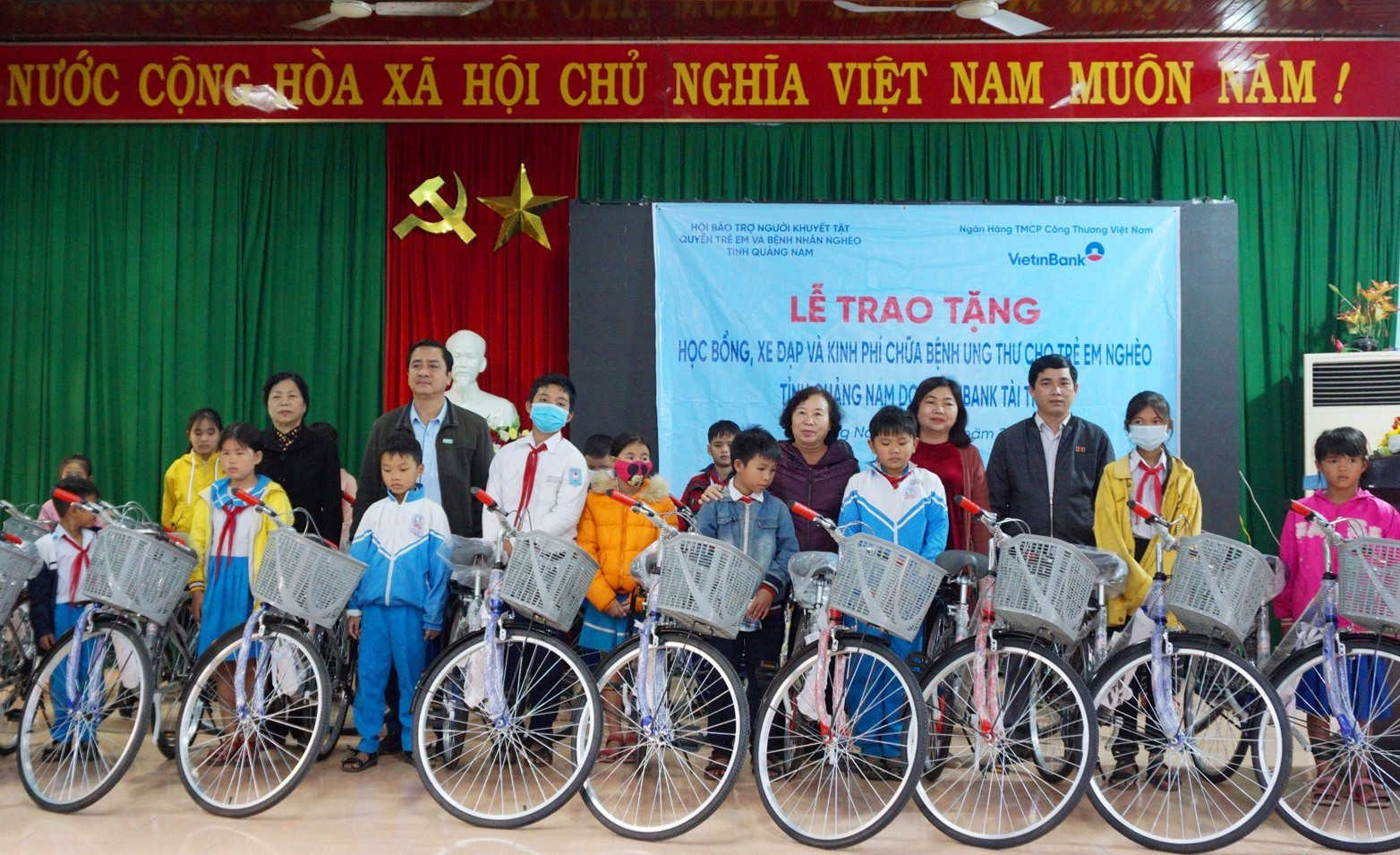 Trao tặng xe đạp cho học sinh Núi Thành. Ảnh: VĂN PHIN