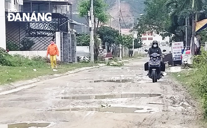 Một đoạn đường trong khu tái định cư Trường Đại học Thể dục-Thể thao (tổ 58, khối phố Đà Sơn, phường Hòa Khánh Nam) chi chít “ổ voi”.Ảnh: ĐẮC MẠNH