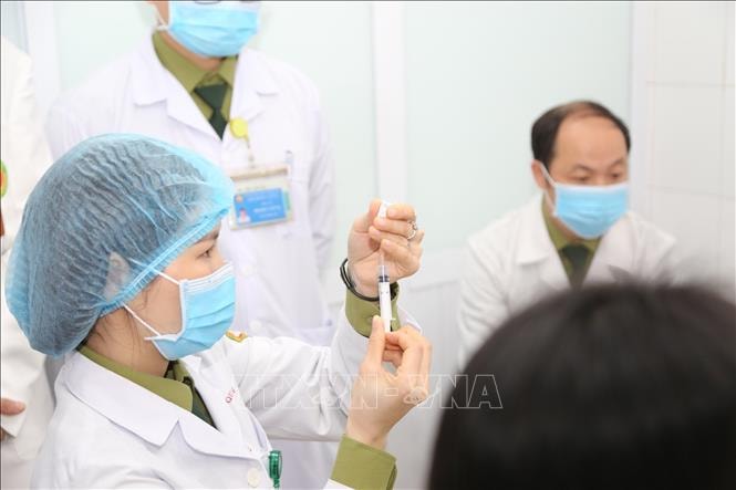 Bác sĩ chuẩn bị tiêm mũi vaccine ngừa COVID-19 Nano Covax nhóm liều 50mcg cho tình nguyện viên.