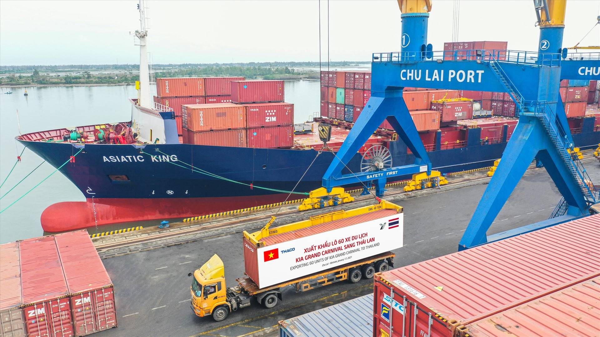 Container xe Kia Grand Carnival được đưa lên tàu chuẩn bị xuất khẩu sang Thái Lan.