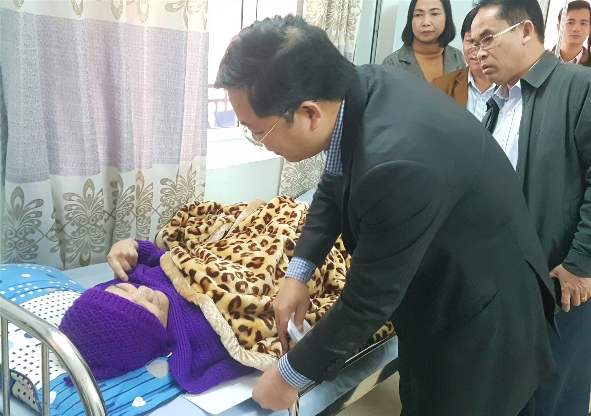Chủ tịch Lê Trí Thanh đến từng giường thăm, tặng quà người có công bị bệnh nặng, già yếu. Ảnh: D.L