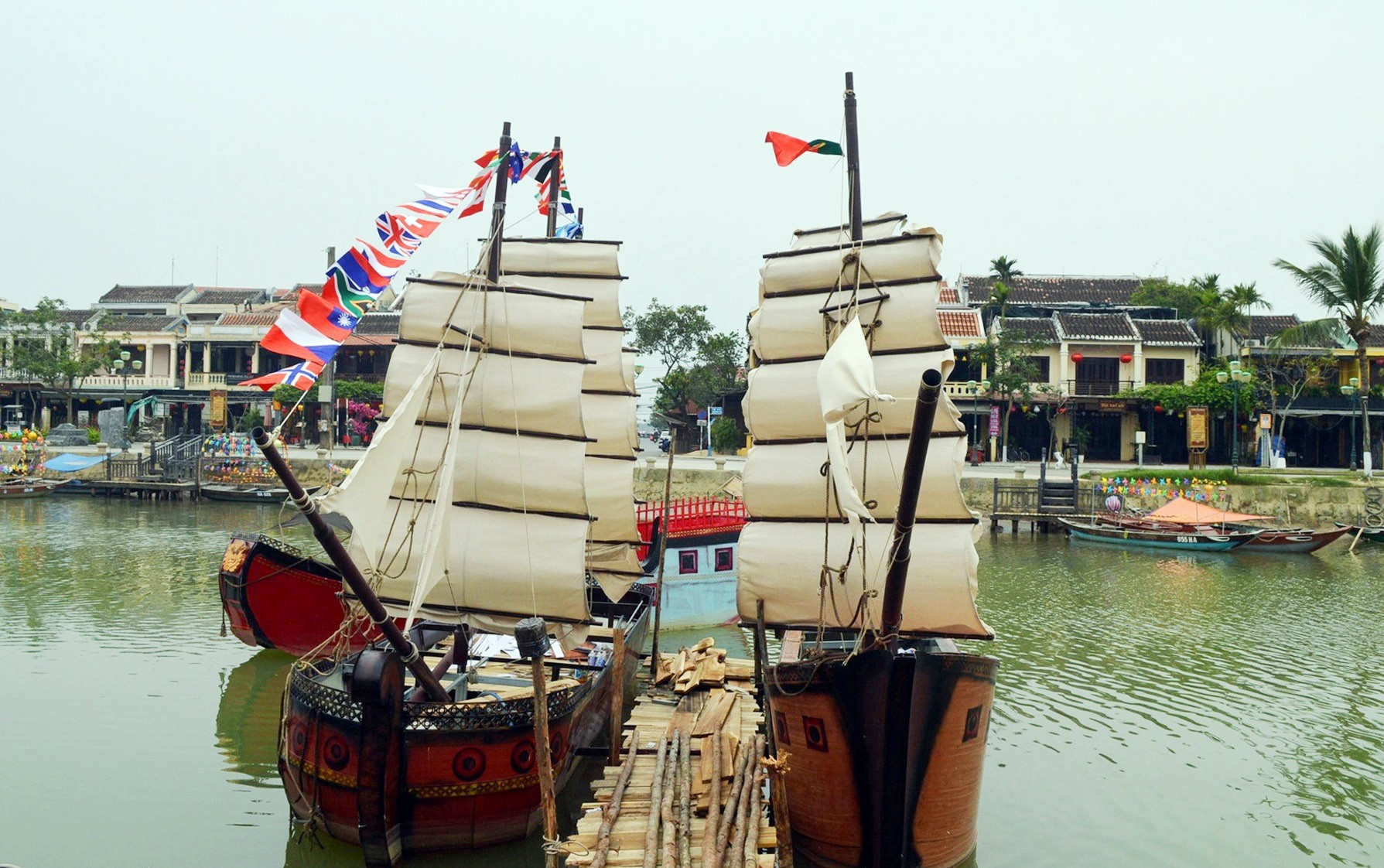 Các tàu treo cờ một số nước đã từng giao thương buôn bán tại Hội An