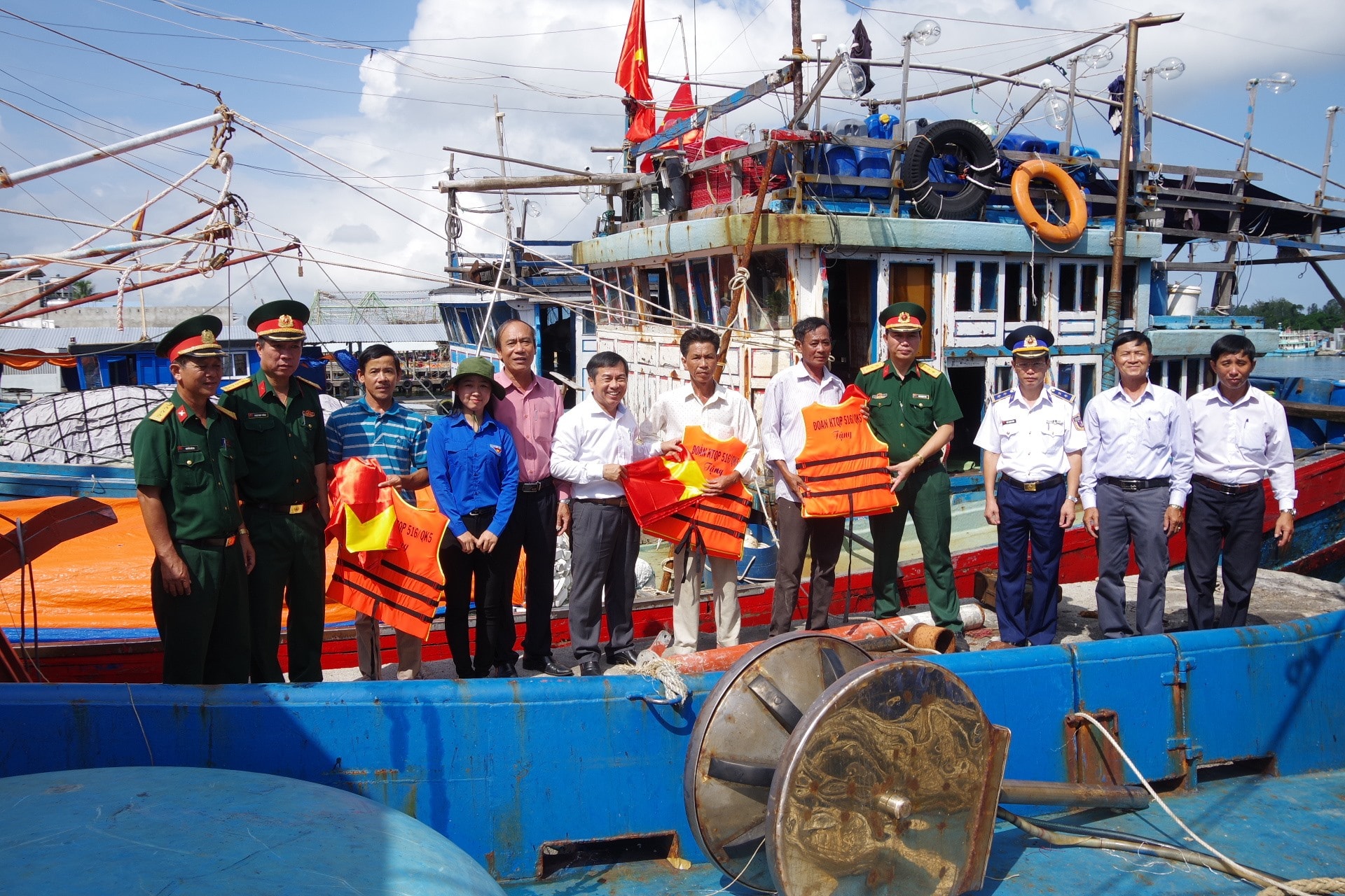 Đoàn 516 trao tặng cờ Tổ quốc, bình ắc quy cho ngư dân Núi Thành vươn khơi, bám biển.