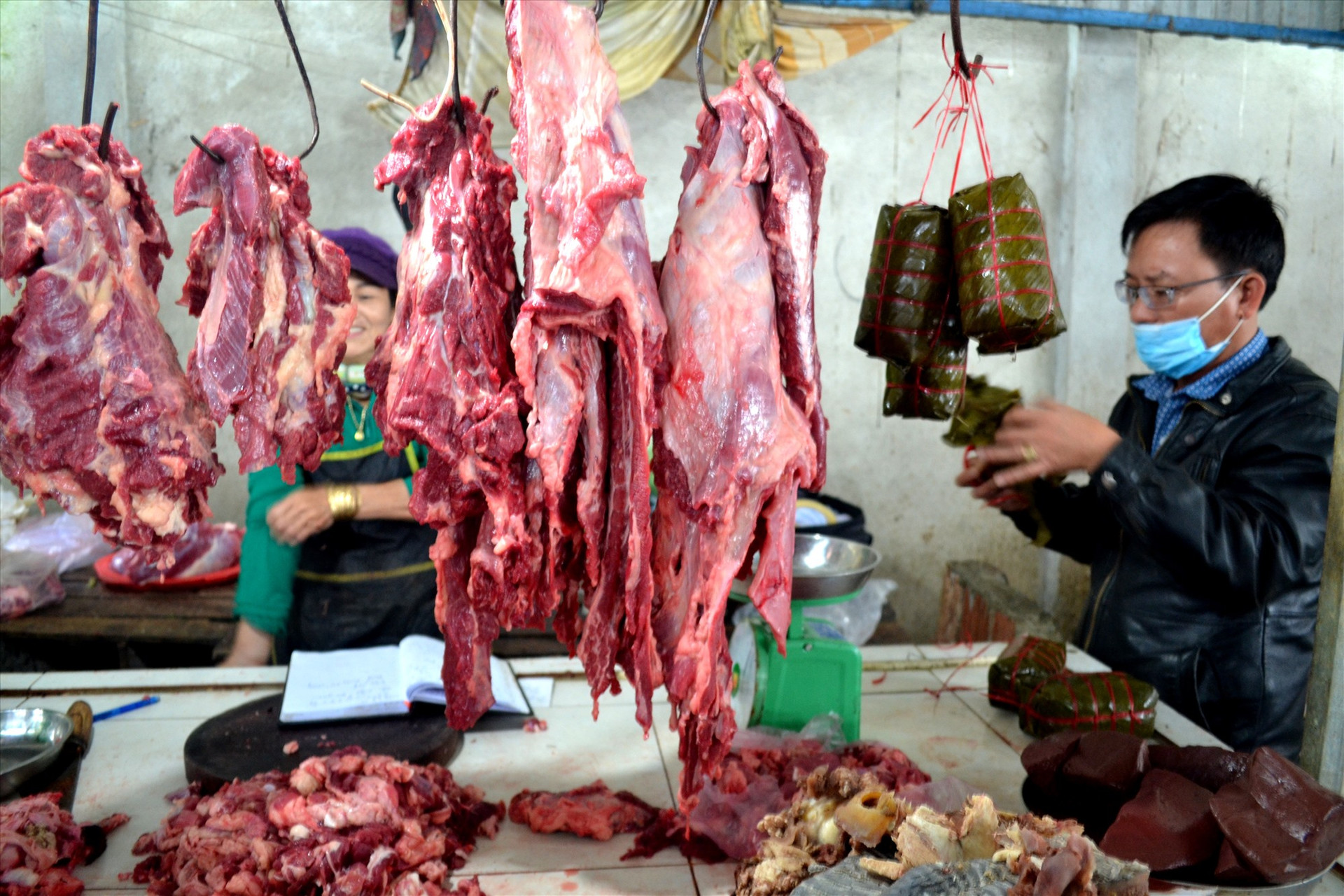 Chả các loại được bà Nguyễn Thị H. bày bán xen kẽ với các loại thịt tươi sống gây nguy cơ cao về nhiễm khuẩn chéo. Ảnh: VIỆT NGUYỄN