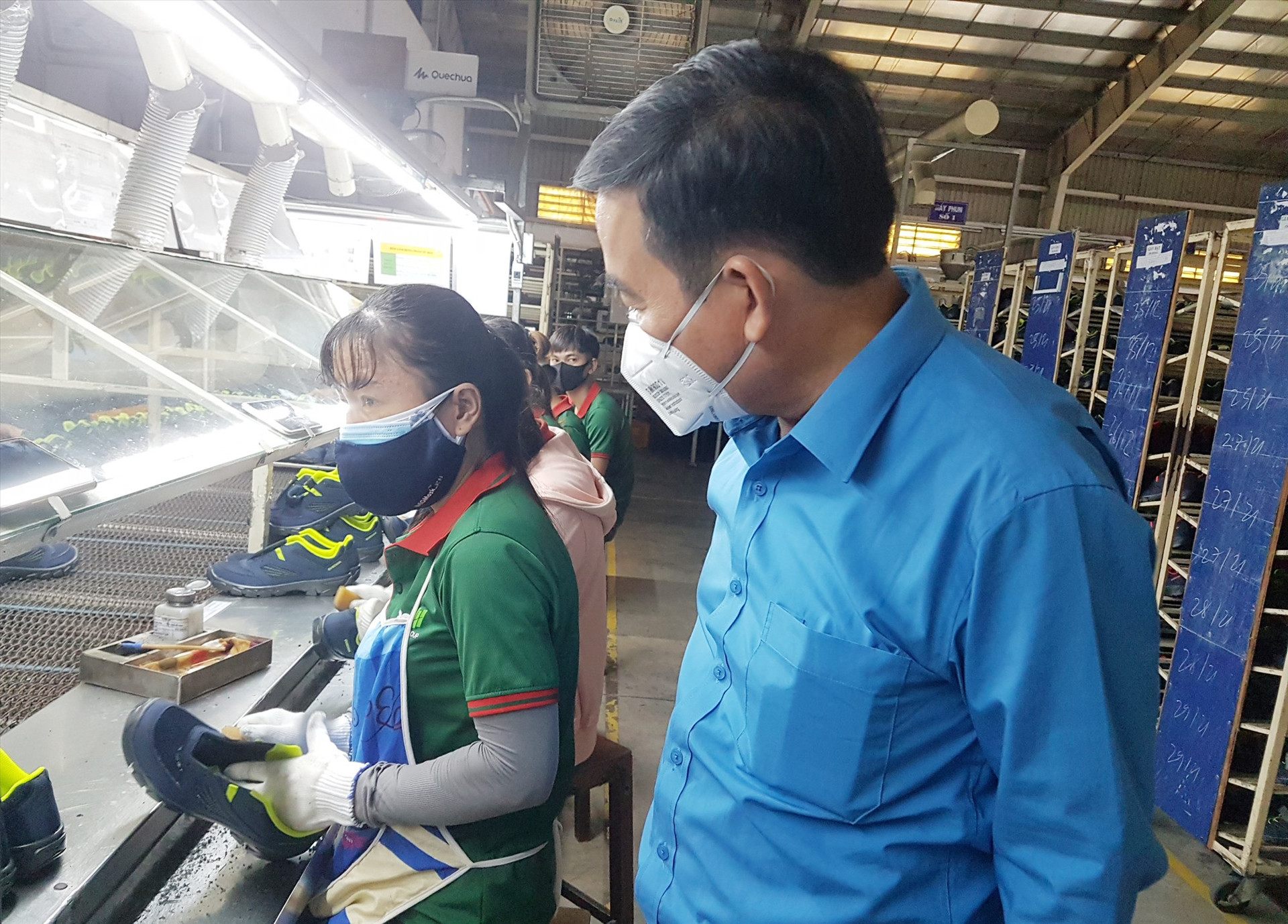 Chủ tịch Liên đoàn Lao động tỉnh Phan Xuân Quang thăm hỏi, động viên người lao động làm việc tại các nhà máy trong đại dịch Covid-19. Ảnh: D.L