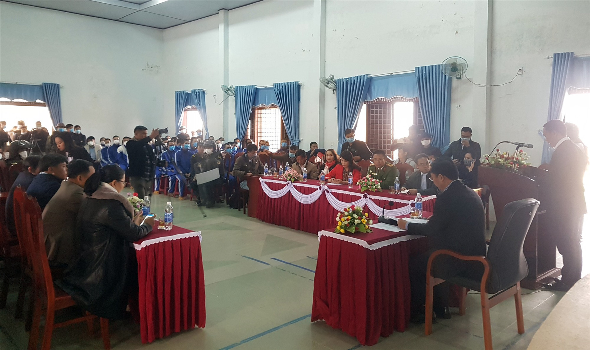 Chủ tịch UBND tỉnh Lê Trí Thanh thăm và nói chuyện với học viên cai nghiện ma túy. Ảnh: D.L