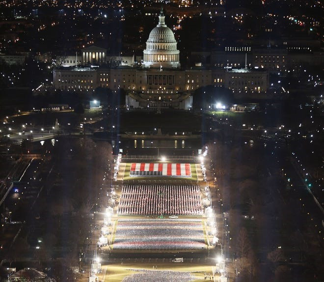 Bất chấp rủi ro an ninh, Tổng thống đắc cử Joe Biden tuyên bố ông vẫn sẽ tuyên thệ nhậm chức bên ngoài Điện Capitol như những người tiền nhiệm, và sau đó là dự nghi lễ duyệt quân.