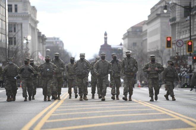 Bên ngoài khu vực chính, các hàng rào an ninh “chưa từng có” đã được dựng lên từ vài ngày trước lễ nhậm chức Tổng thống thứ 46 của Mỹ với hàng chục ngàn lính Vệ binh Quốc gia được triển khai tới Washington D.C.Ảnh: usatoday